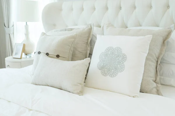 Beyaz rahat yastık kırsal ve kır tarzı yatak odasında yatağın üzerinde..