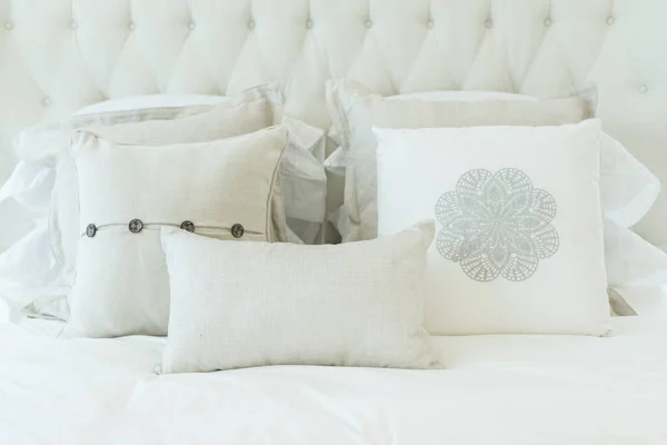 Beyaz rahat yastık kırsal ve kır tarzı yatak odasında yatağın üzerinde..