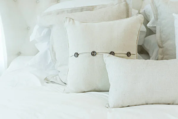 Белая Уютная Подушка Кровати Стильной Спальне Стиле Кантри — стоковое фото