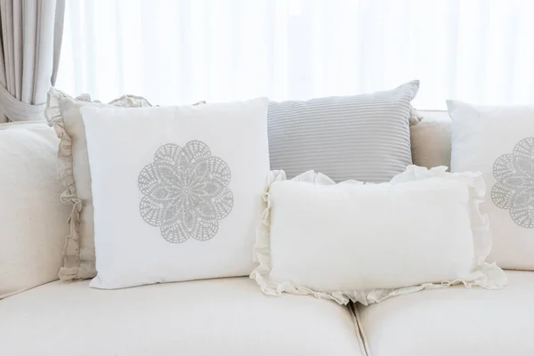 Weißes Gemütliches Kissen Auf Weißem Sofa Rustikalen Und Rustikalen Wohnzimmer — Stockfoto