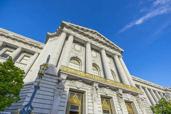 カリフォルニア州サンフランシスコの青い空の市庁舎の美しい建築 — ストック写真