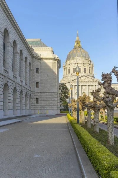 カリフォルニア州サンフランシスコの青い空の市庁舎の美しい建築 — ストック写真