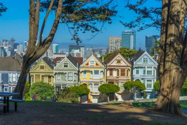 San Francisco 'daki Alamos Meydanı' nda Yedi Kız Kardeş Renkli Cephesi, CA
