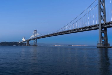 San Francisco, Kaliforniya 'da alacakaranlık vakti Bay Bridge' in panoramik görüntüsü.
