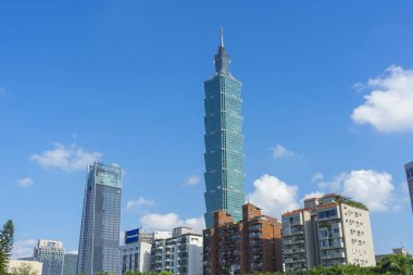 Taipei 101 gökdelen ve mavi gökyüzü Taipei, Tayvan.