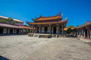 Taipei Konfüçyüs Tapınağı Taipei, Tayvan 'da mavi gökyüzüne karşı.
