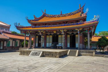 Taipei Konfüçyüs Tapınağı Taipei, Tayvan 'da mavi gökyüzüne karşı.