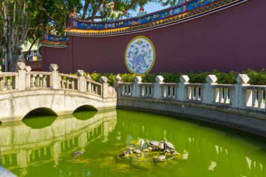 Taipei, Tayvan 'da Konfüçyüs Tapınağı' nın önündeki güzel gölet ve mavi gökyüzü.