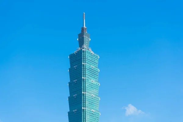 台北101摩天大楼与台湾台北的蓝天 — 图库照片