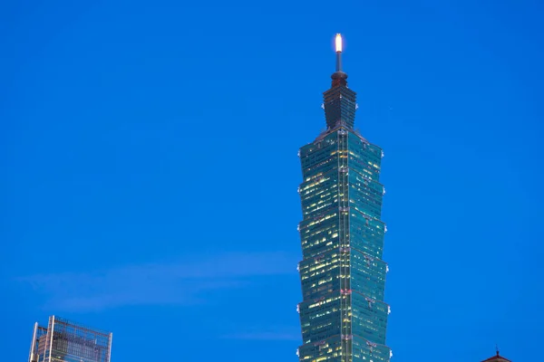 台北101摩天大楼与台湾台北的蓝天 — 图库照片