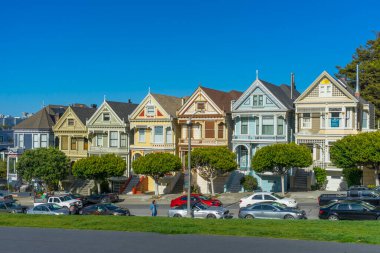 Meşhur evler Boyalı Kadınlar Alamo Meydanı Parkı 'nın karşısındaki Viktorya döneminden kalma evlerdir. San Francisco, ABD