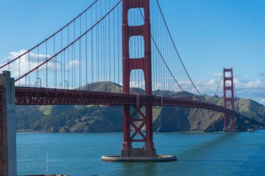 Golden Gate Köprüsü ve Fort Point Güzel bir kış sabahı Mavi gökyüzünün arkaplanına karşı