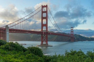 Golden Gate Köprüsü 'nün güzel manzarası San Francisco, Kaliforniya' daki Battery East Trail 'den görünüyor..