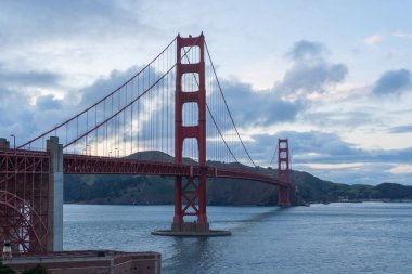 Golden Gate Köprüsü 'nün güzel manzarası San Francisco, Kaliforniya' daki Battery East Trail 'den görünüyor..