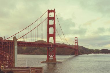 Golden Gate Köprüsü 'nün güzel manzarası San Francisco, Kaliforniya' daki Battery East Trail 'den görünüyor..