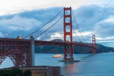 Golden Gate Köprüsü 'nün güzel manzarası San Francisco, Kaliforniya' daki Battery East Trail 'den görünüyor..