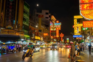 Gece vakti Yaowarat Caddesi 'nde birçok araba ve turist Bangkok, Tayland' da yürüyor..