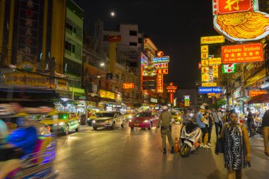 Gece vakti Yaowarat Caddesi 'nde birçok araba ve turist Bangkok, Tayland' da yürüyor..