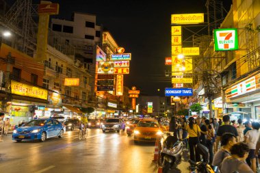 Gece vakti Yaowarat Caddesi 'nde birçok araba ve turist Bangkok, Tayland' da yürüyor..