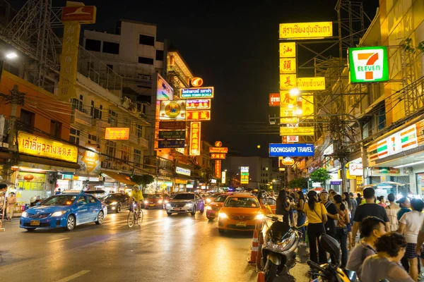 Gece Vakti Yaowarat Caddesi Nde Birçok Araba Turist Bangkok Tayland — Stok fotoğraf