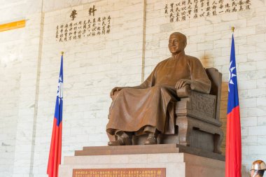 Taipei, Tayvan 'daki Chiang Kai-shek Anıt Salonu' ndaki Chiang Kai-shek 'in bronz heykeli..