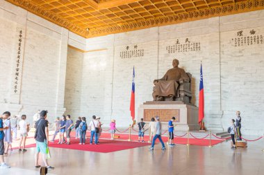 Taipei, Tayvan 'daki Chiang Kai-shek Anıt Salonu' ndaki Chiang Kai-shek 'in bronz heykeli..