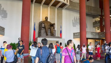 Taipei, Tayvan 'daki Chiang Kai-shek Anıt Salonu' ndaki Chiang Kai-shek 'in bronz heykeli..