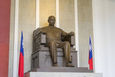 Taipei, Tayvan 'daki Chiang Kai-shek Anıt Salonu' ndaki Chiang Kai-shek 'in bronz heykeli..