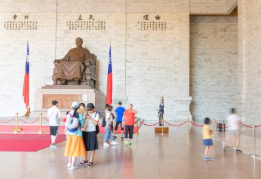 Taipei, Tayvan 'daki Chiang Kai-shek Anıt Salonu' ndaki Chiang Kai-shek 'in bronz heykeli..