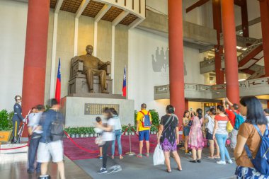 Taipei, Tayvan 'daki Chiang Kai-shek Anıt Salonu' ndaki Chiang Kai-shek 'in bronz heykeli..