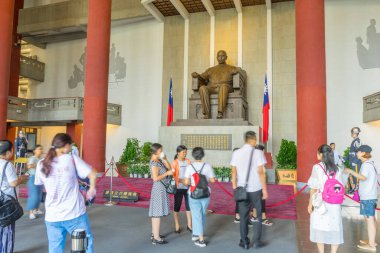 Taipei, Tayvan 'daki Chiang Kai-shek Anıt Salonu' ndaki Chiang Kai-shek 'in bronz heykeli..