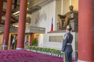 Taipei, Tayvan 'daki Chiang Kai-shek Anıt Salonu' ndaki Chiang Kai-shek 'in bronz heykeli..