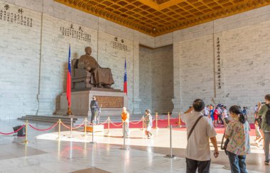 Taipei, Tayvan 'daki Chiang Kai-shek Anıt Salonu' ndaki Chiang Kai-shek 'in bronz heykeli..