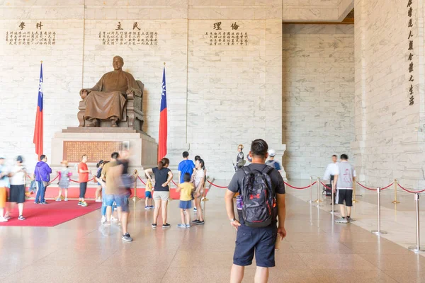 Taipei, Tayvan 'daki Chiang Kai-shek Anıt Salonu' ndaki Chiang Kai-shek 'in bronz heykeli..