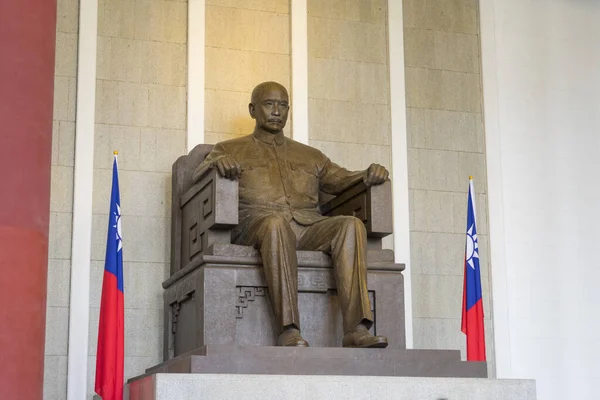 Taipei, Tayvan 'daki Chiang Kai-shek Anıt Salonu' ndaki Chiang Kai-shek 'in bronz heykeli..
