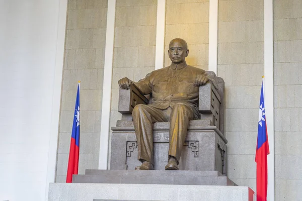 Taipei, Tayvan 'daki Chiang Kai-shek Anıt Salonu' ndaki Chiang Kai-shek 'in bronz heykeli..