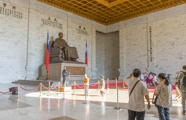 Taipei, Tayvan 'daki Chiang Kai-shek Anıt Salonu' ndaki Chiang Kai-shek 'in bronz heykeli..