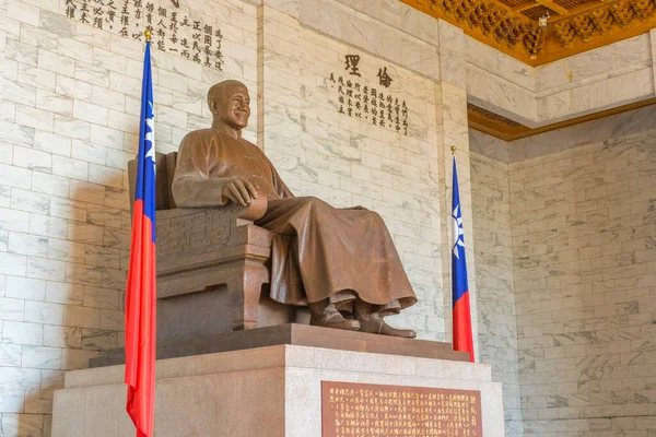 Taipei, Tayvan 'daki Chiang Kai-shek Anıt Salonu' ndaki Chiang Kai-shek 'in bronz heykeli..