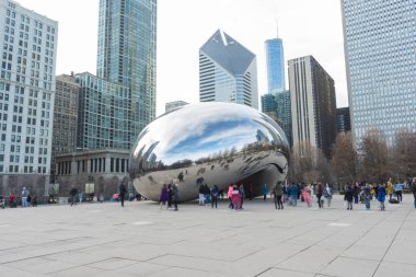 Millennium Park, Chicago, ABD 'deki Bulut Kapısı heykelini ziyaret eden kalabalık.