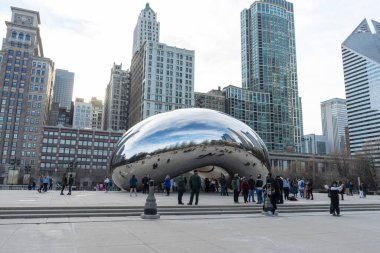 Millennium Park, Chicago, ABD 'deki Bulut Kapısı heykelini ziyaret eden kalabalık.