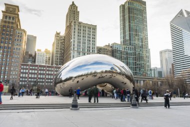 Millennium Park, Chicago, ABD 'deki Bulut Kapısı heykelini ziyaret eden kalabalık.