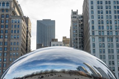 Millennium Park, Chicago, ABD 'deki Bulut Kapısı heykelini ziyaret eden kalabalık.