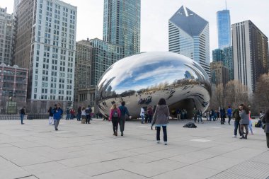 Millennium Park, Chicago, ABD 'deki Bulut Kapısı heykelini ziyaret eden kalabalık.