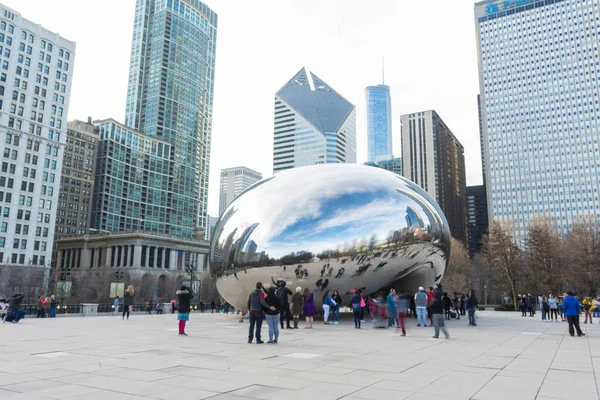 Millennium Park, Chicago, ABD 'deki Bulut Kapısı heykelini ziyaret eden kalabalık.