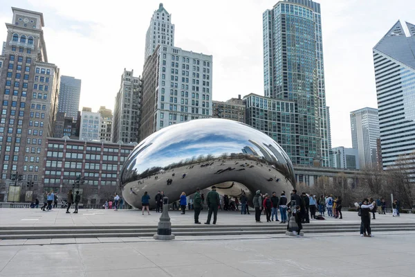 Millennium Park, Chicago, ABD 'deki Bulut Kapısı heykelini ziyaret eden kalabalık.