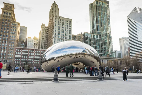 Millennium Park, Chicago, ABD 'deki Bulut Kapısı heykelini ziyaret eden kalabalık.