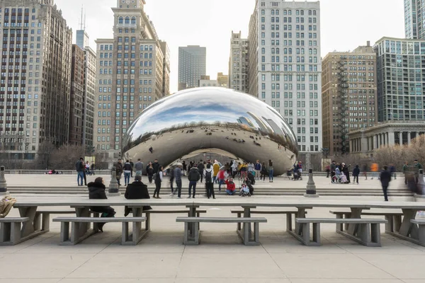 Millennium Park, Chicago, ABD 'deki Bulut Kapısı heykelini ziyaret eden kalabalık.