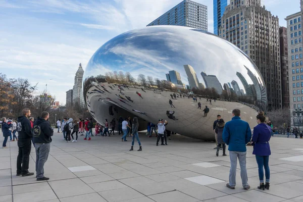 Millennium Park, Chicago, ABD 'deki Bulut Kapısı heykelini ziyaret eden kalabalık.