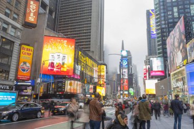 NEW YORK CITY, NY - 26 Nisan 2018: Times Meydanında yürüyen turist kalabalığı 26 Nisan 2018 'de New York City' de duvarda LED levhalarıyla.