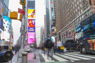 NEW YORK CITY, NY - 26 Nisan 2018: Times Meydanında yürüyen turist kalabalığı 26 Nisan 2018 'de New York City' de duvarda LED levhalarıyla.